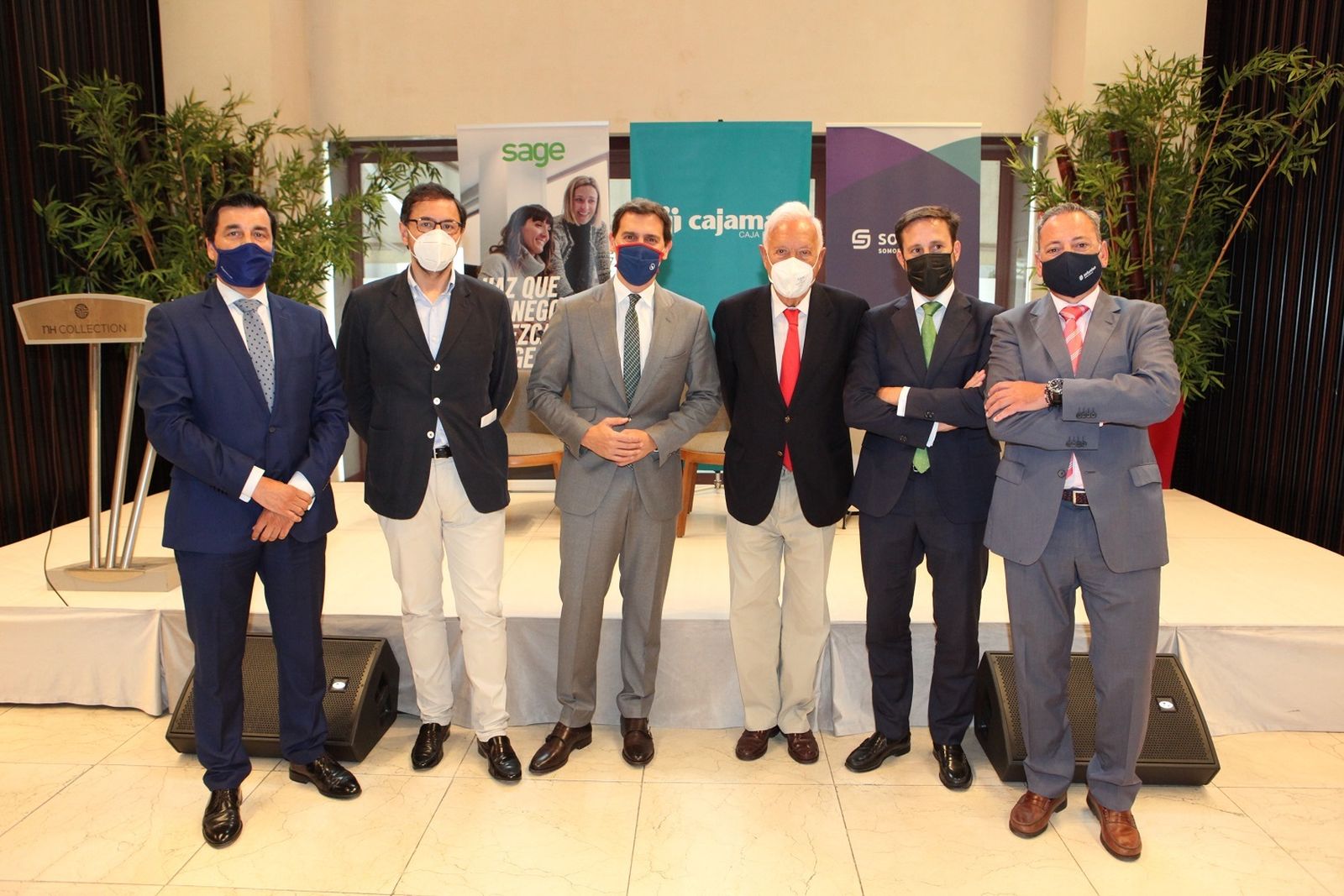 Foto de familia del encuentro "Diálogos para el Desarrollo".