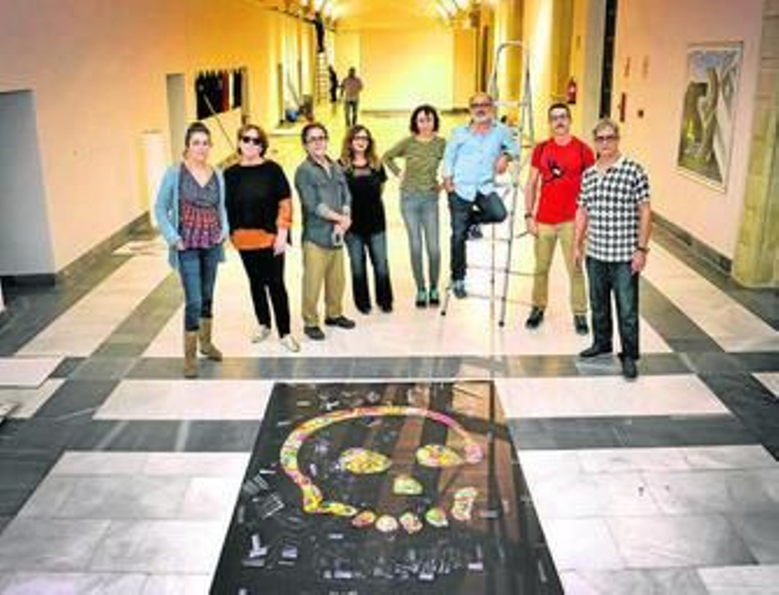 Algunos de los artistas participantes en la exposición, durante el montaje de la misma días atrás.