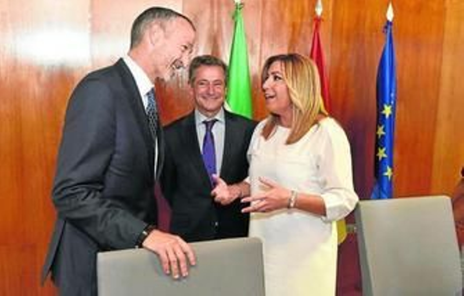 El secretario general de Airbus en España, Pedro Montoya, el presidente del Consejo de Acción Empresarial del Clúster Hélice, Antonio Gómez-Guillamón, y la presidenta de la Junta, Susana Díaz.