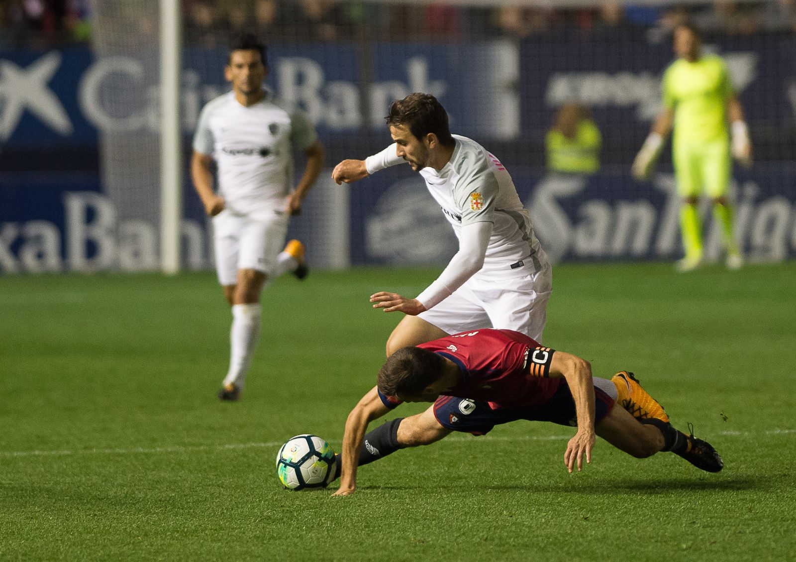 Juan Muñoz, que apenas intervino en los minutos que jugó en la segunda parte, no consigue hacerse con el balón.