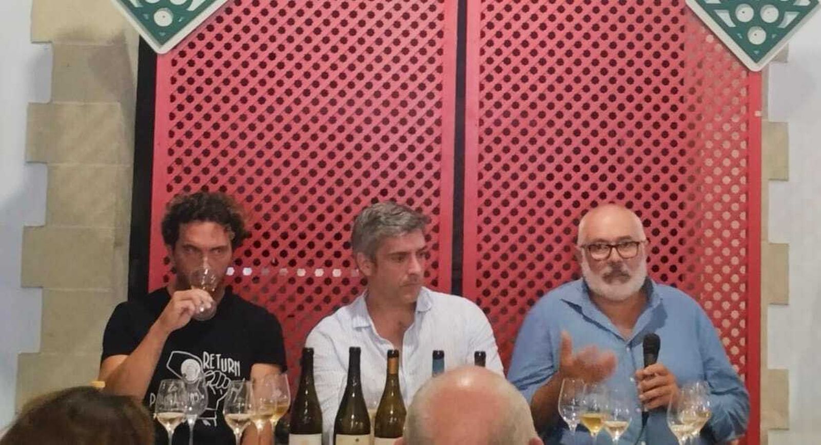 Alex Muchada, Joaquín Gómez Besser y Pepe Blanco, durante la cata en Jerez.