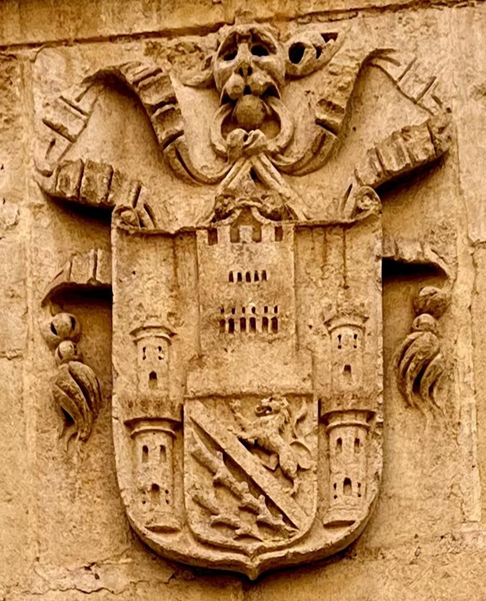 Escudo de armas de Fernando de Zafra concedido por los Reyes Católicos a su secretario por los servicios prestados de las Capitulaciones de Granada.
