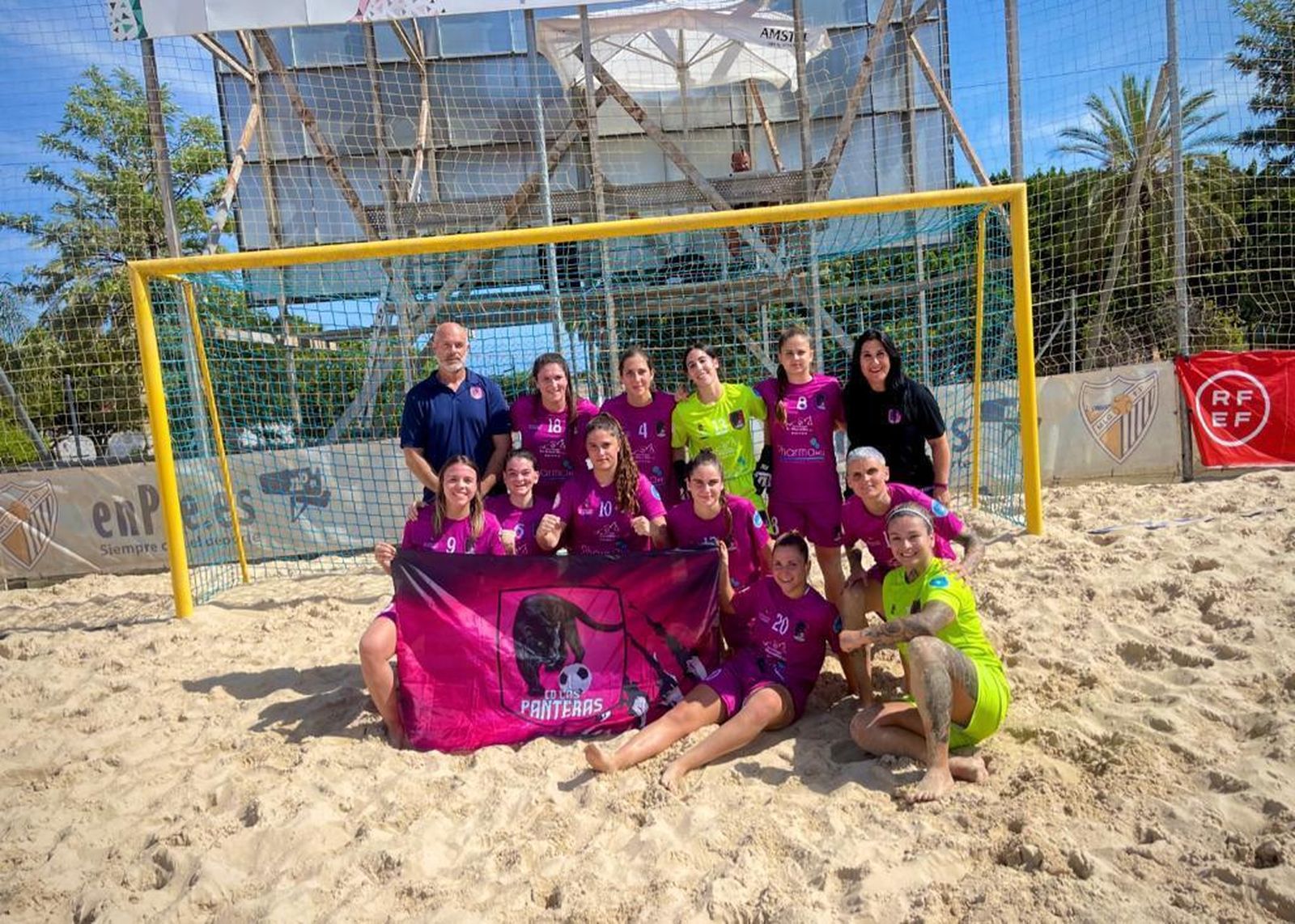 El conjunto almeriense posa delante de una portería durante la primera fase de la competición.