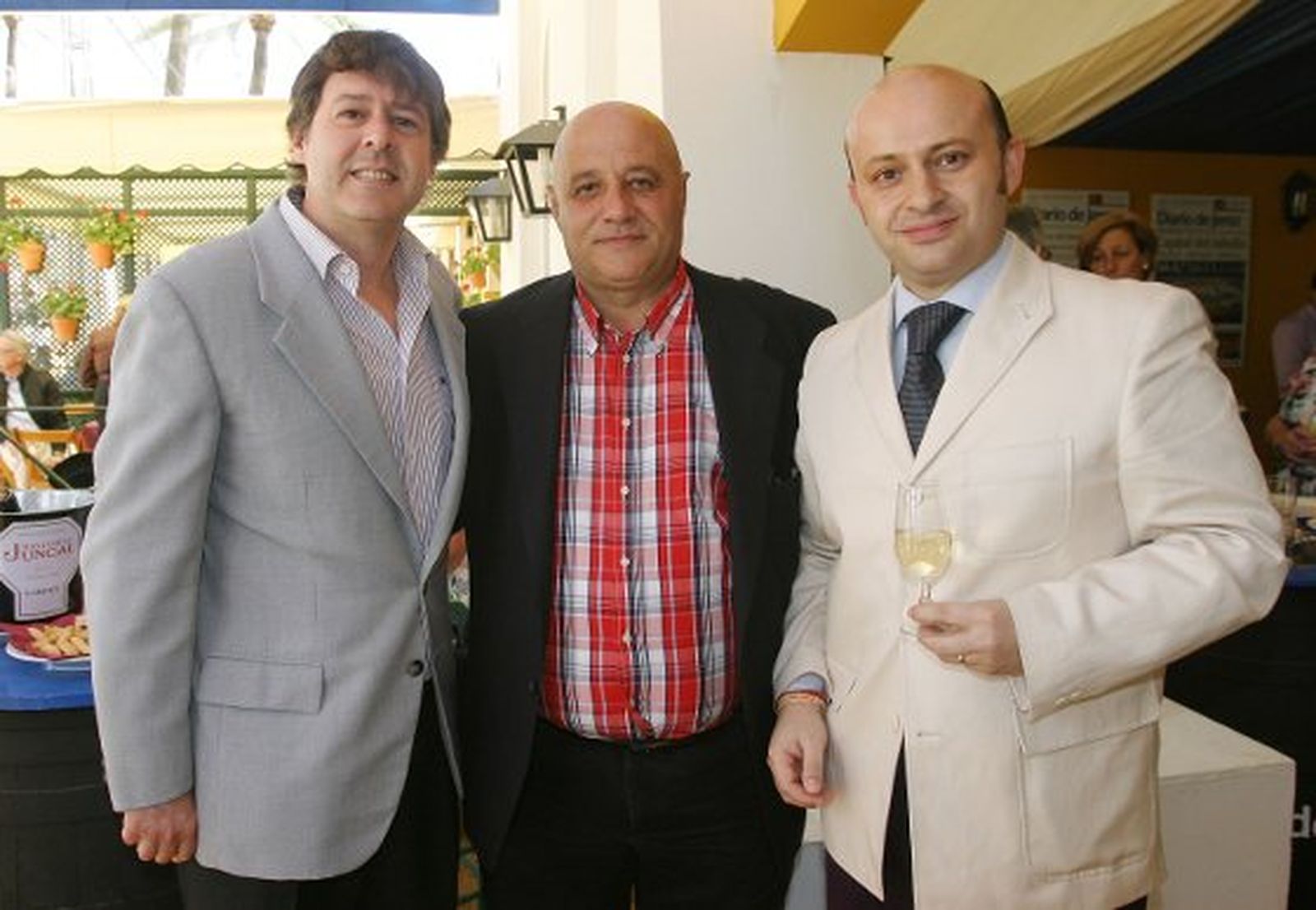 Juan Luis Pérez, comercial de este Diario, ayer en la caseta junto a Manolo Romero, director general del Grupo Romero Caballero y Marco Velo, jefe de comunicación y marketing.

Foto: Vanesa Lobo