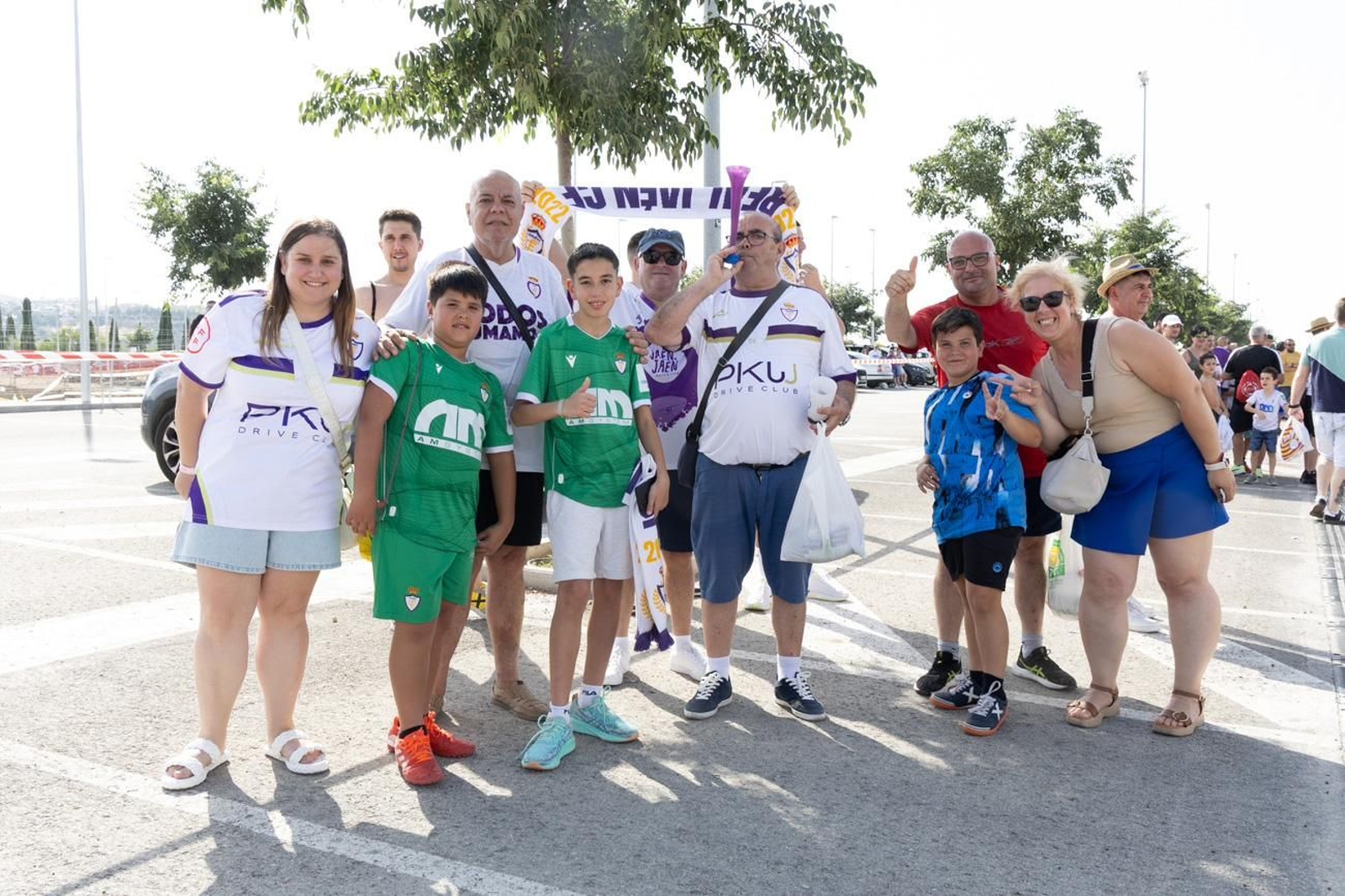 El épico recibimiento de la afición lagarta al Real Jaén, en imágenes