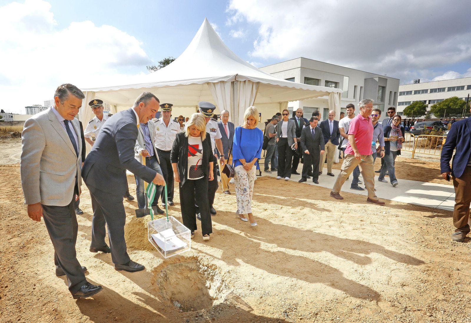 El secretario de Estado de Seguridad, Francisco Martínez, coloca la primera piedra ante Antonio Sanz, la alcaldesa y María José García-Pelayo.