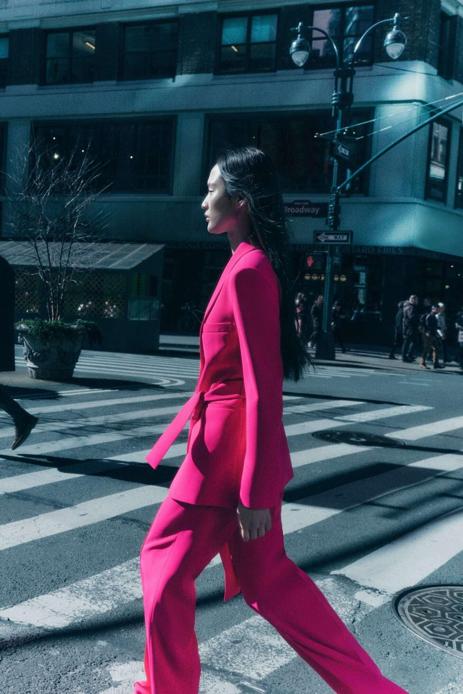 Traje de chaqueta rosa de Zara.