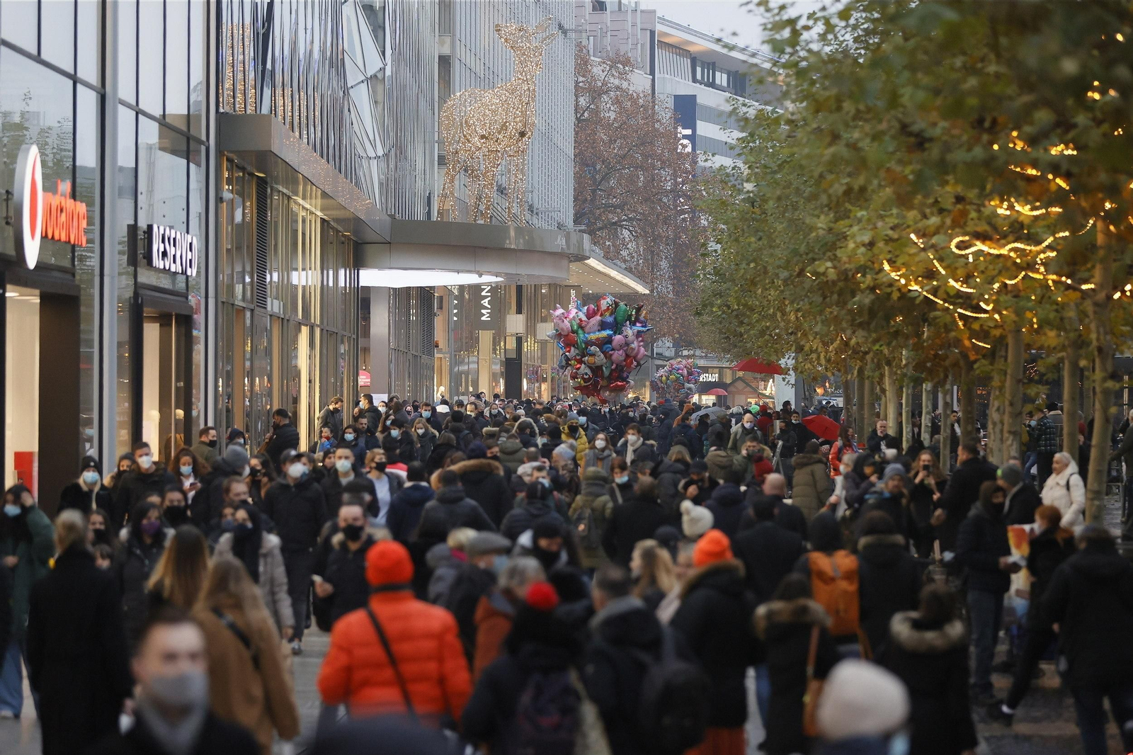 Numerosas personas pasean por una zona comercial de Frankfurt (Alemania).