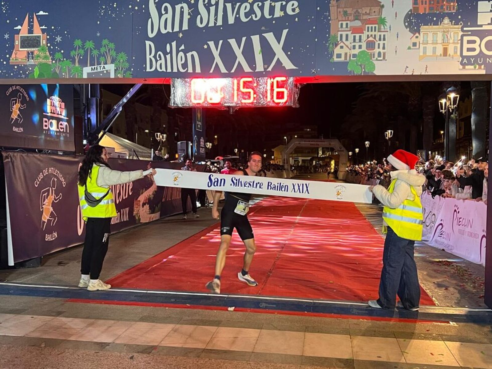 Alberto Casas entra en primer lugar en línea de meta.