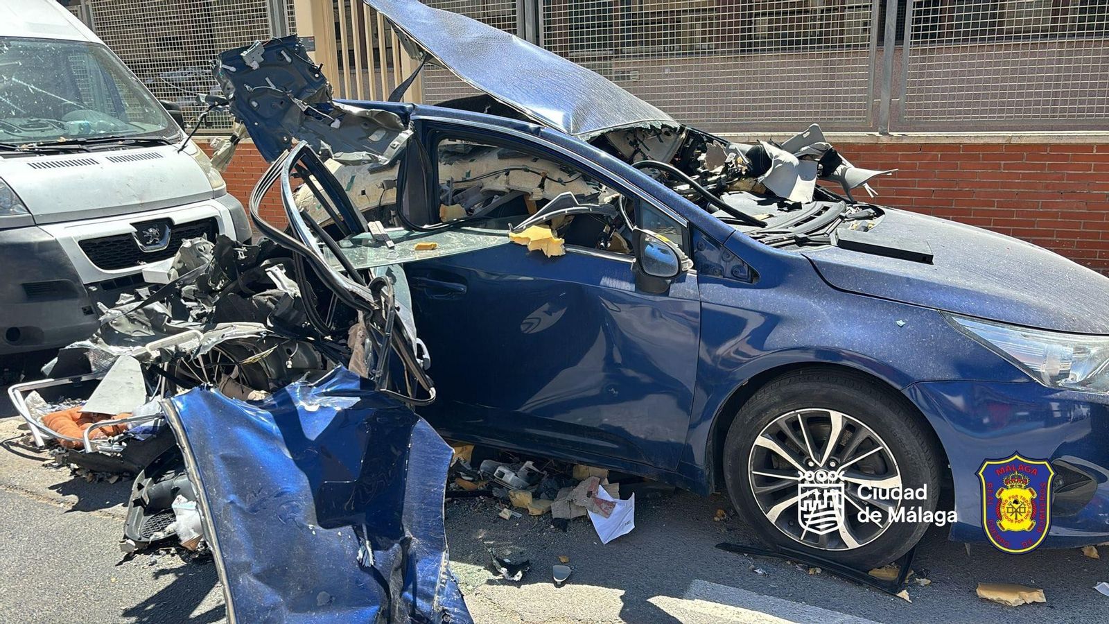 Una bombona ha explotado dentro de un vehículo en Málaga. Una bombona ha explotado dentro de un vehículo en Málaga.