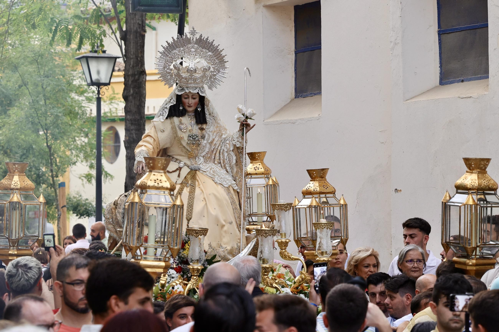 El traslado de la Pastora de Santa Marina a la parroquia de San Pedro, en imágenes