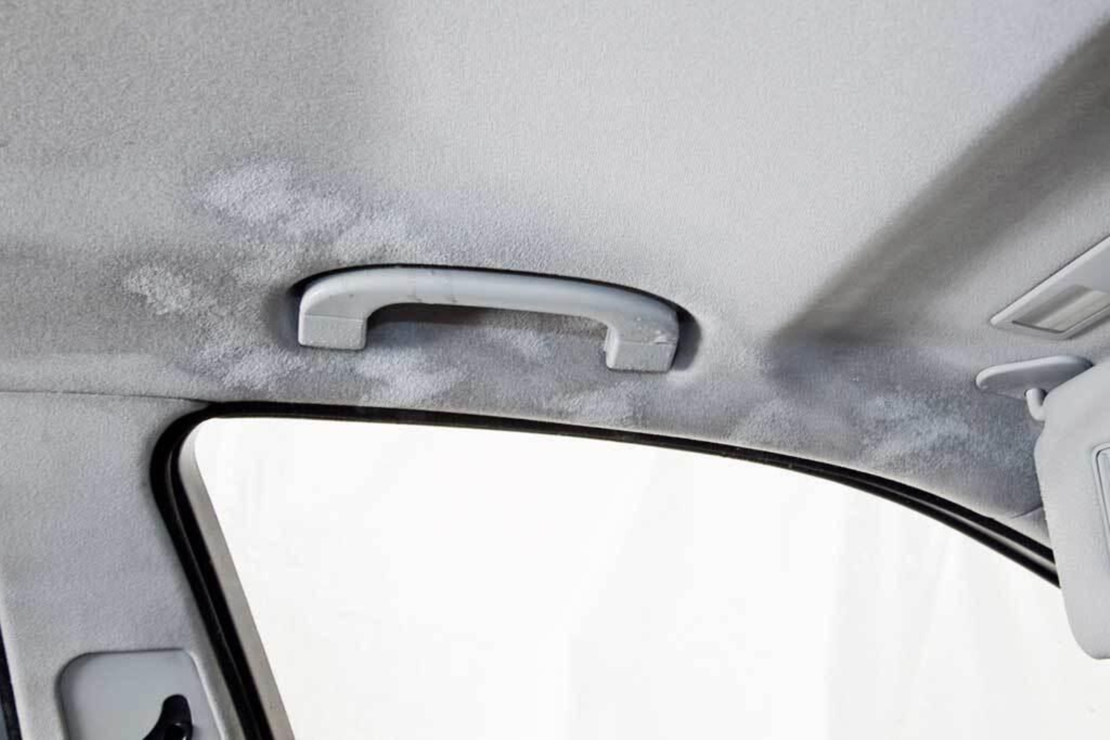 Estas asas colocadas en el techo de tu vehículo tienen una función que pocos conductores conocen