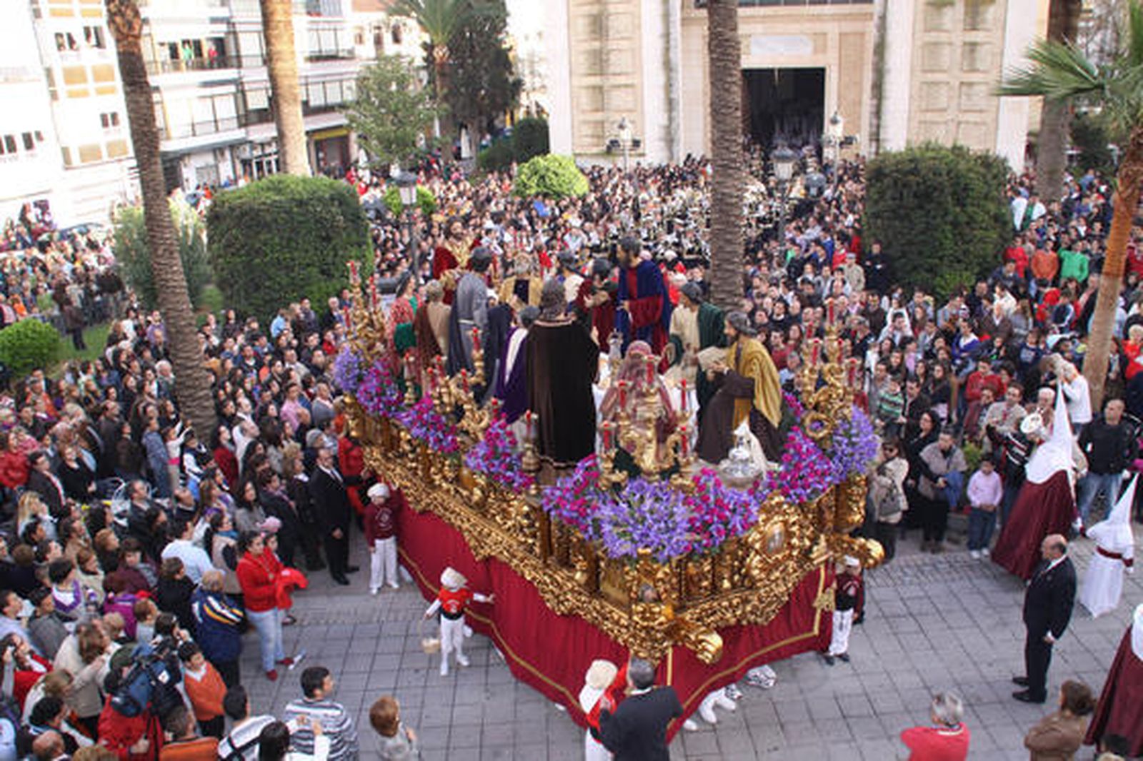Salida de la Sagrada Cena de su templo, en Puente Genil. / Ester Álvarez