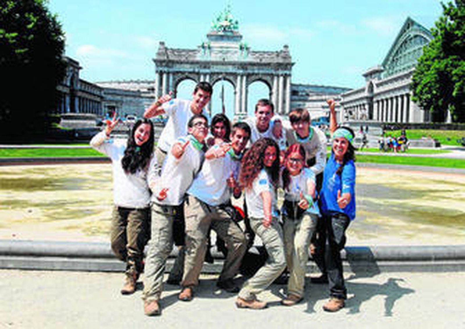 Los nueve jóvenes que representan a Andalucía en esta gran expedición junto a una de sus monitoras, la sevillana Noemí Ramos.