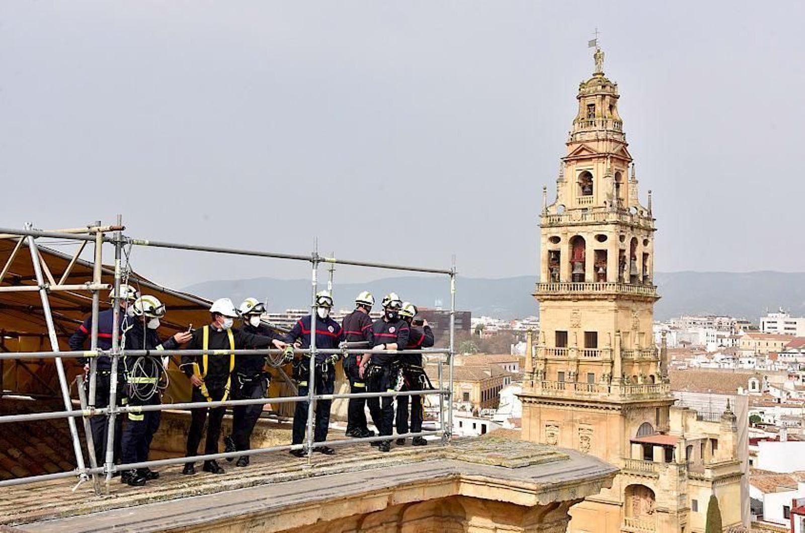 Varios efectivos de los bomberos, sobre la cubierta de la Mezquita. Varios efectivos de los bomberos, sobre la cubierta de la Mezquita.