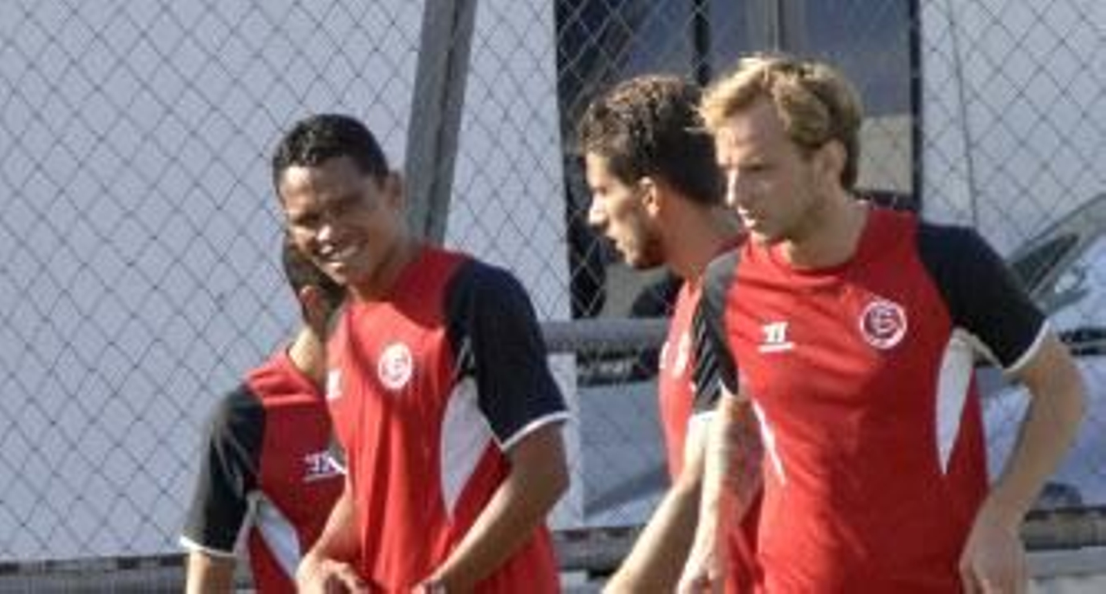 El colombiano Carlos Bacca, en un entrenamiento del Sevilla junto a compañeros como Diogo Figueiras, Rakitic y Carriço. / Manuel Gómez