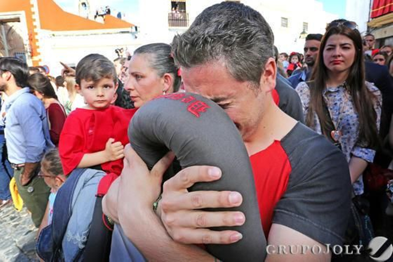 Un costalero llora oculto tras su molía durante la salida de la Hermandad de los Judíos de San Mateo.

Foto: Pascual