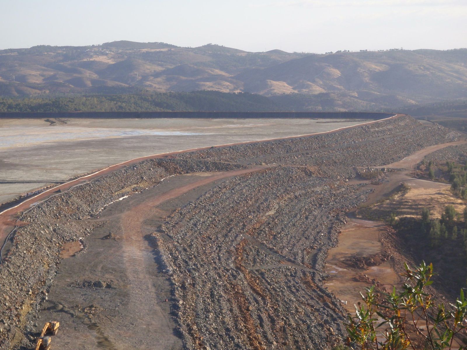 Dique de la balsa de Aguzadera de Minas de Riotinto.