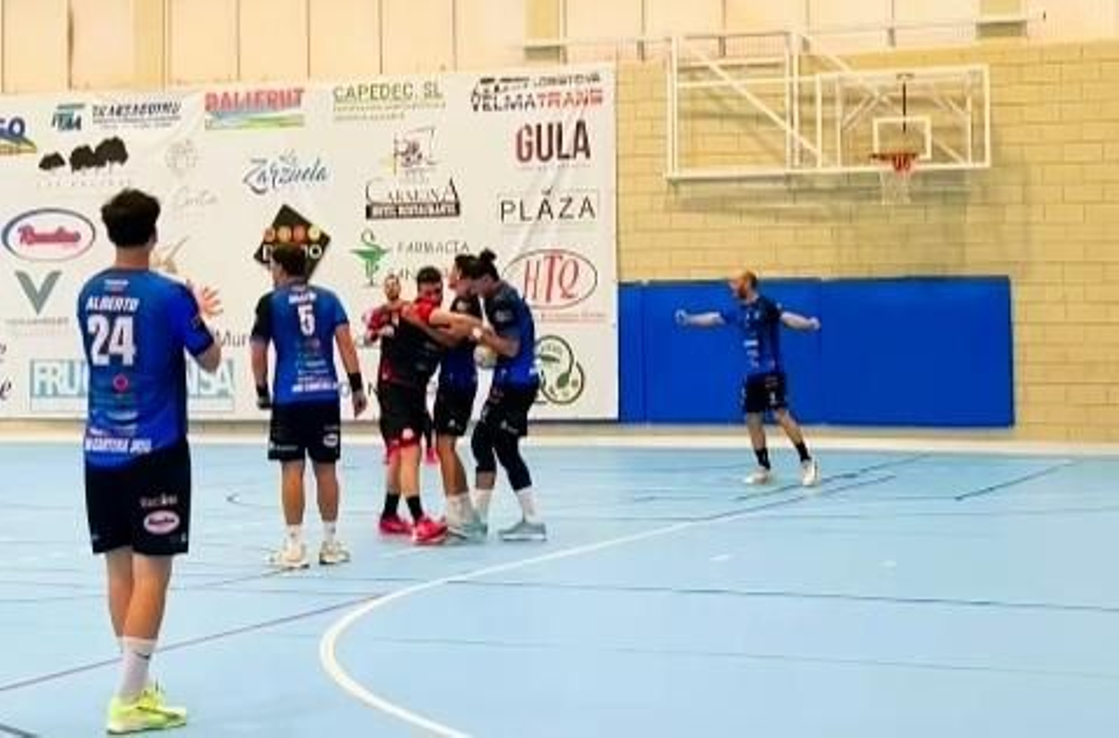 Los canterano-sureños en acción durante un encuentro disputado en casa durante la presente temporada.