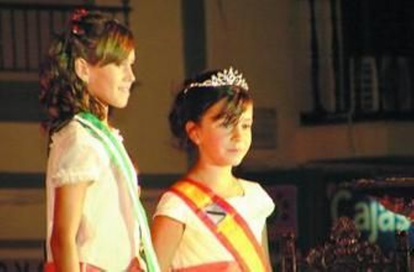 La corporación municipal olontense, con el pregonero de las Fiestas 2008, el periodista Rafael Cremades.