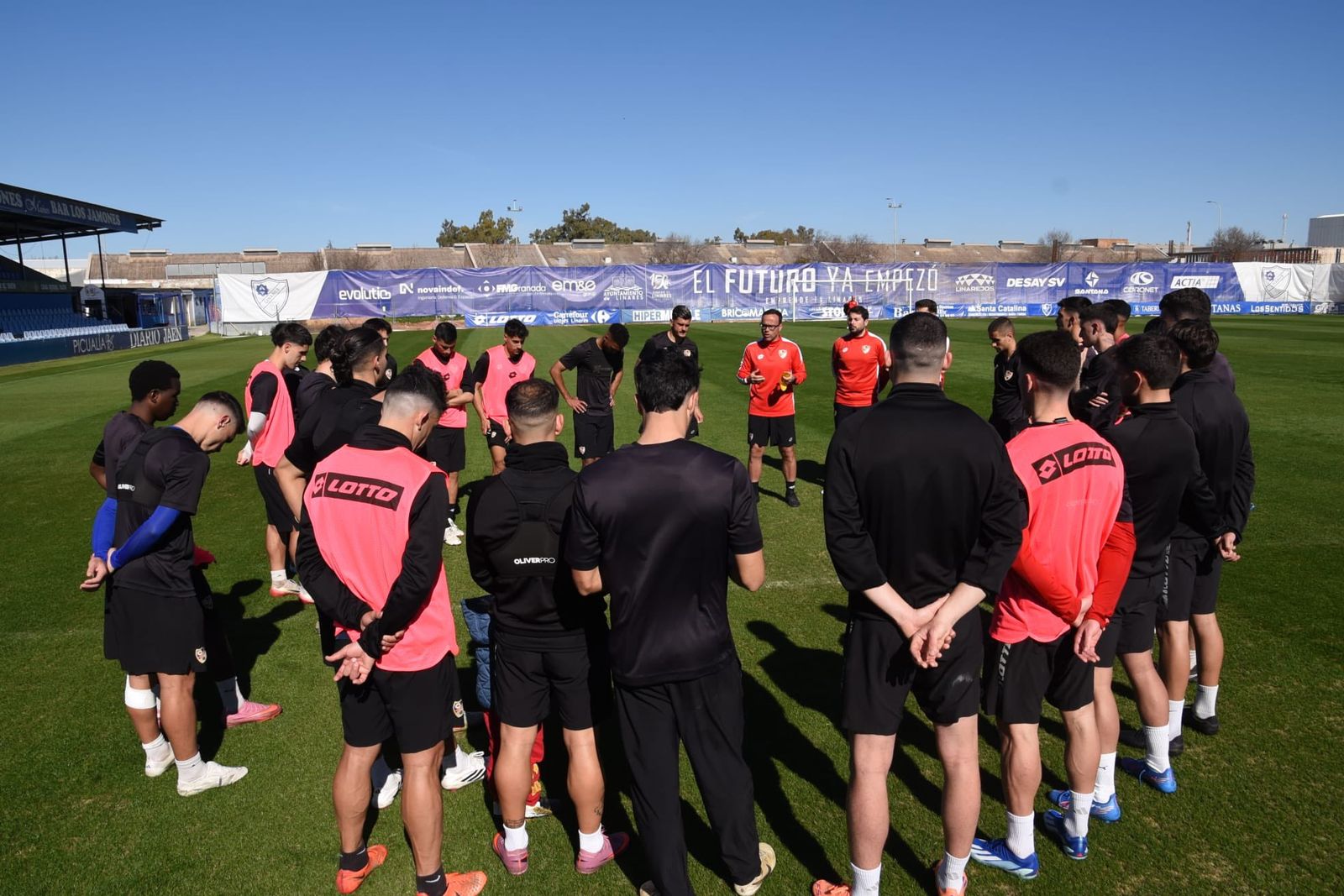 Miguel de la Fuente, junto a la plantilla en un entrenamiento.