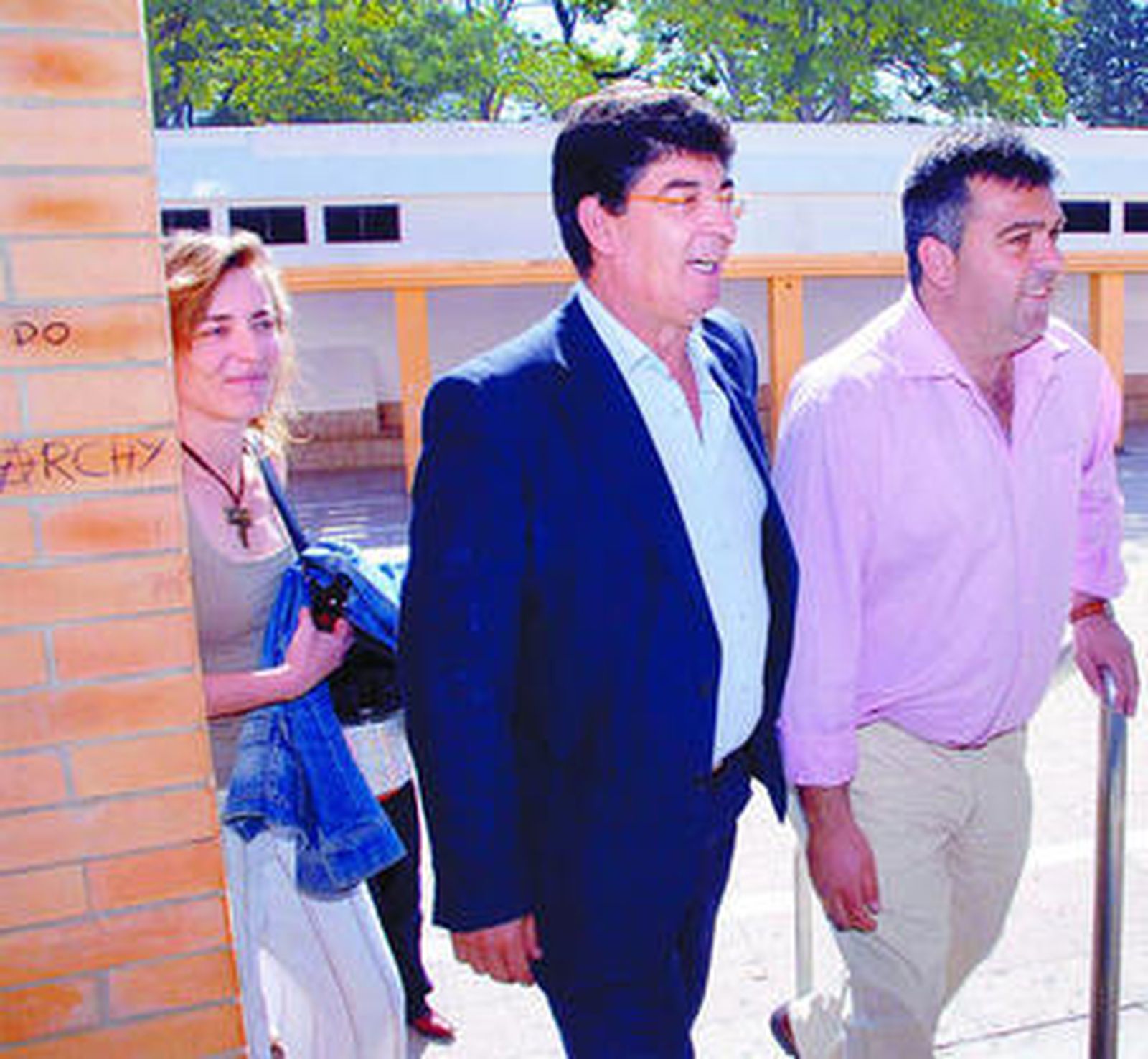 Valderas, acompañado de Manuel Cárdenas y Nadine Fernández, cuando declaró en los Juzgados de Chiclana.