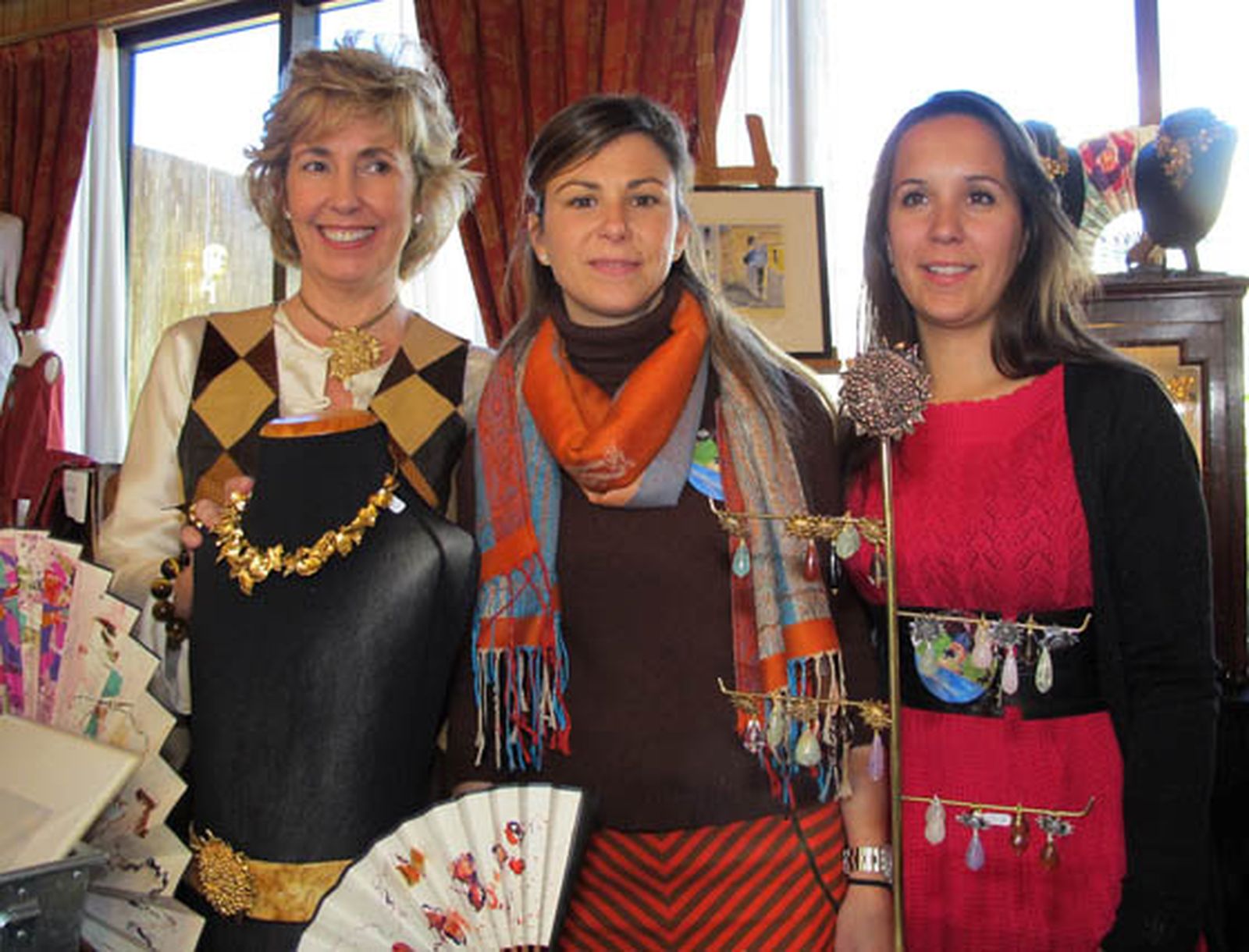 La diseñadora de joyas Rocío Porres, la pintora Inés Loring y Águeda Blancas, en el puesto de Rocío Porres.

Foto: Victoria Ramírez