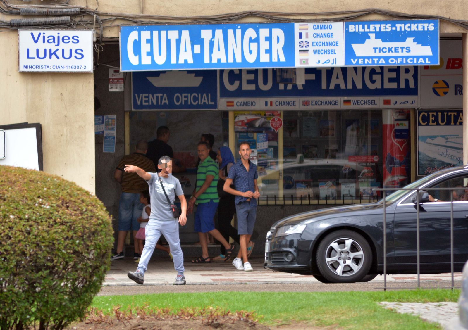 Una persona detiene un vehículo en la avenida Virgen del Carmen de Algeciras.