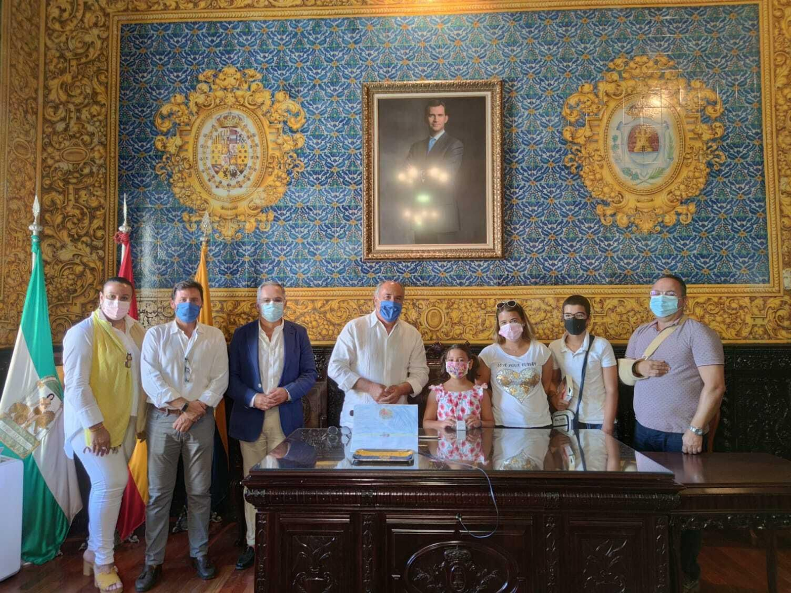 Paloma Redondo, entre Landaluce y sus familiares, en el Salón de Plenos.