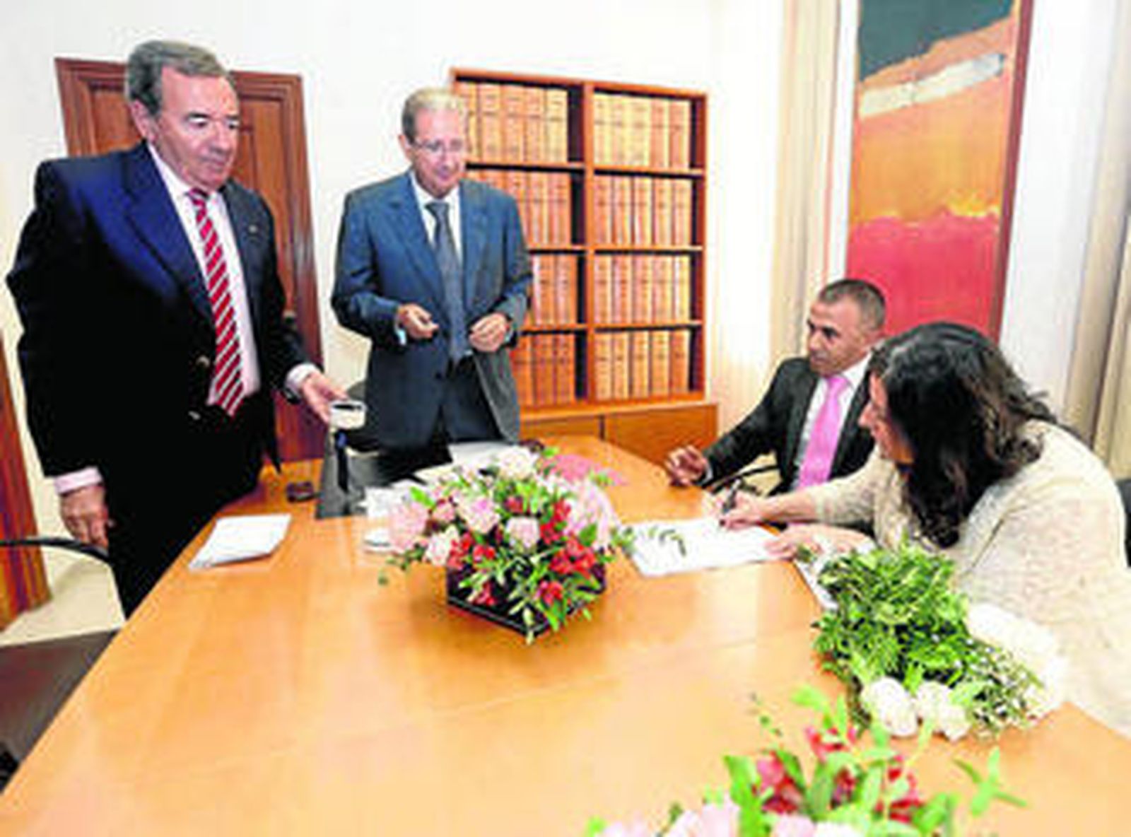 Una boda celebrada ante notario por una pareja.