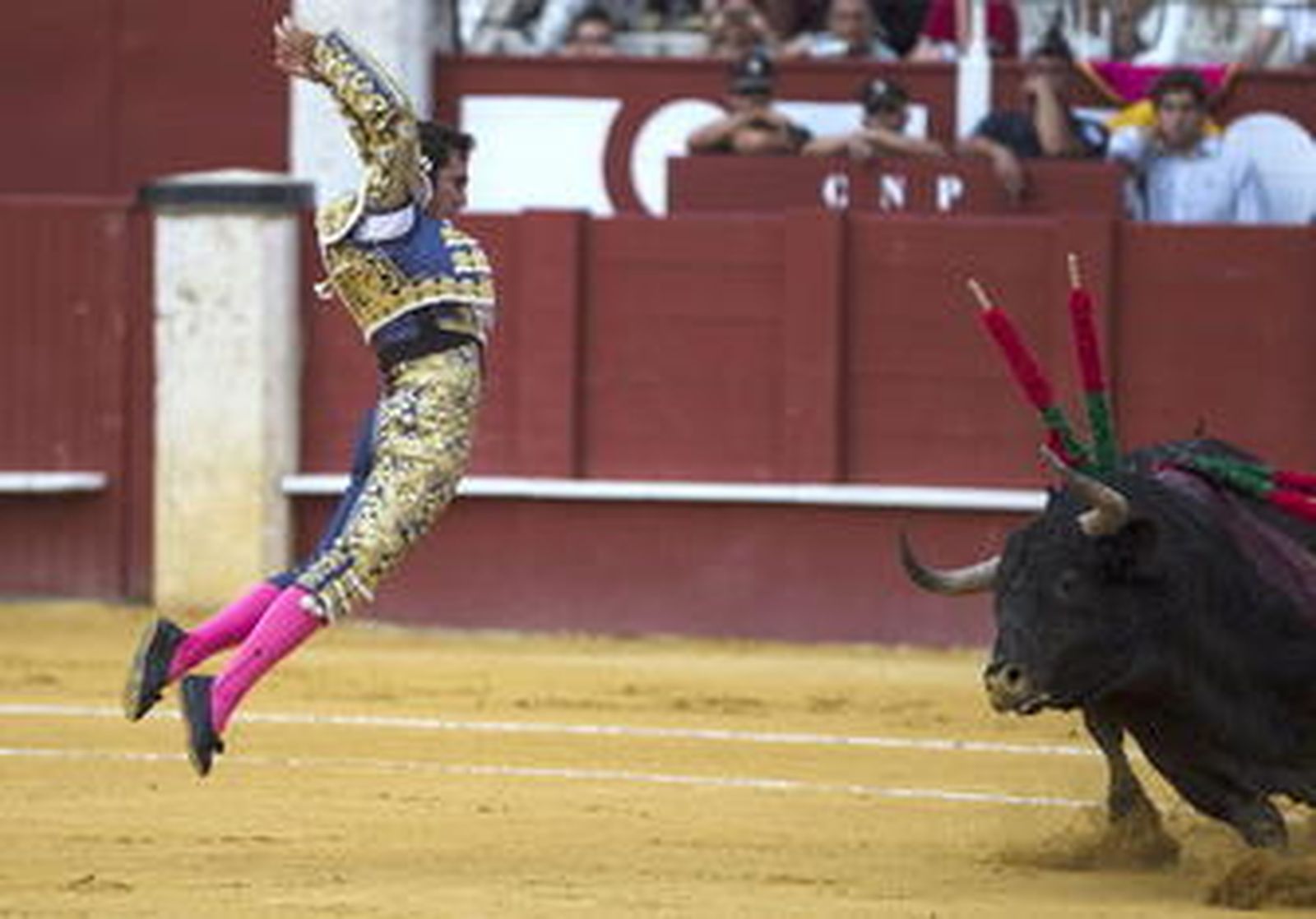 David Fandila 'El Fandi' en el momento de colocar un par de banderillas.