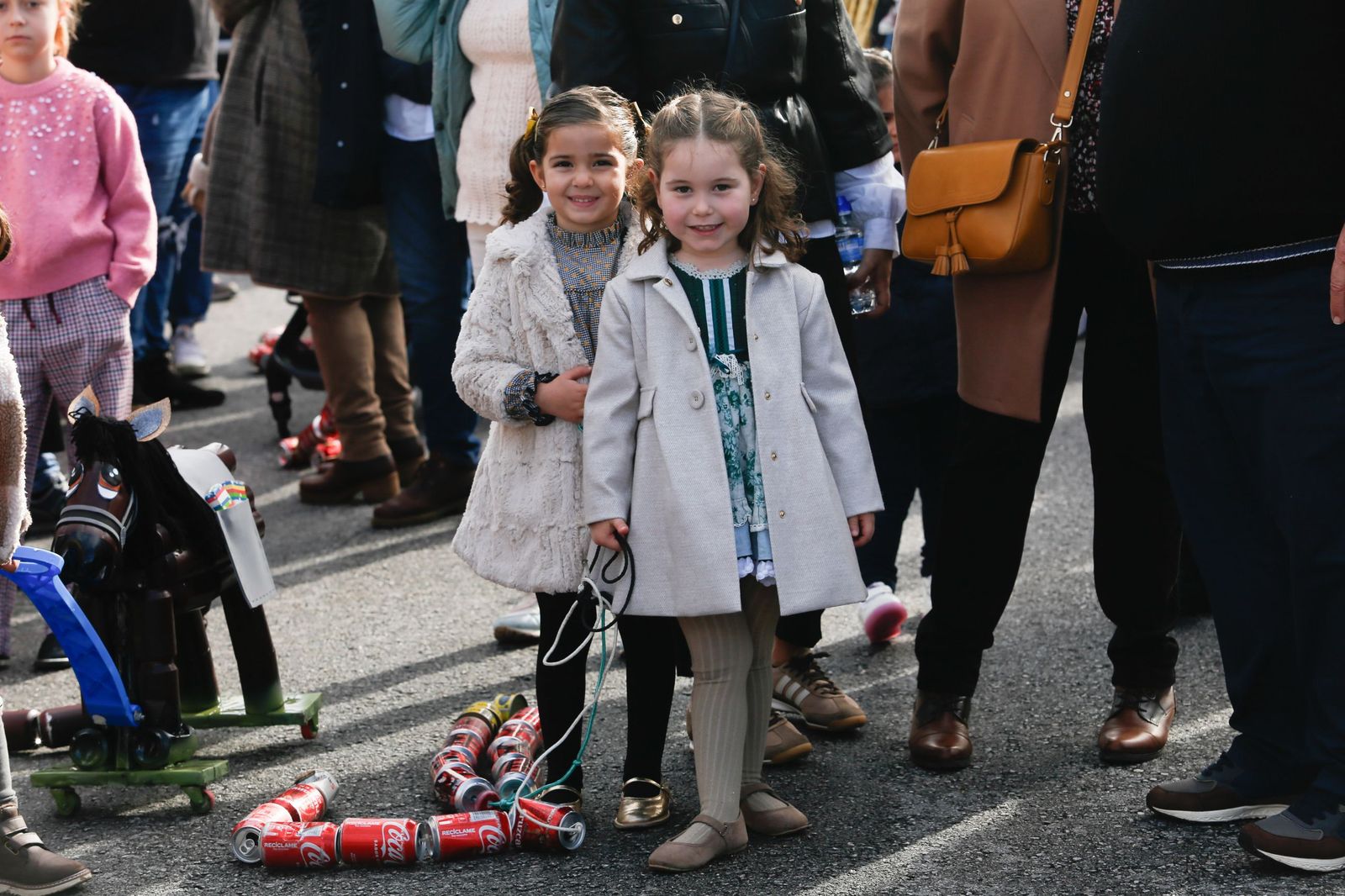 Búscate en las fotos del arrastre de latas 2026 en Los Barrios