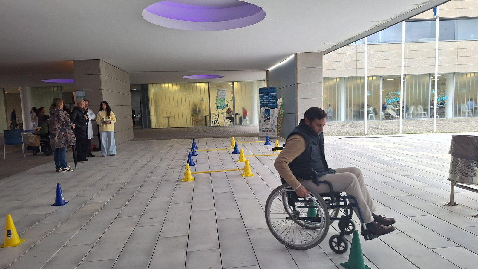 Javier Ros participa en una actividad para mostrar los problemas de accesibilidad de personas con discapacidad en el hospital de La Línea.
