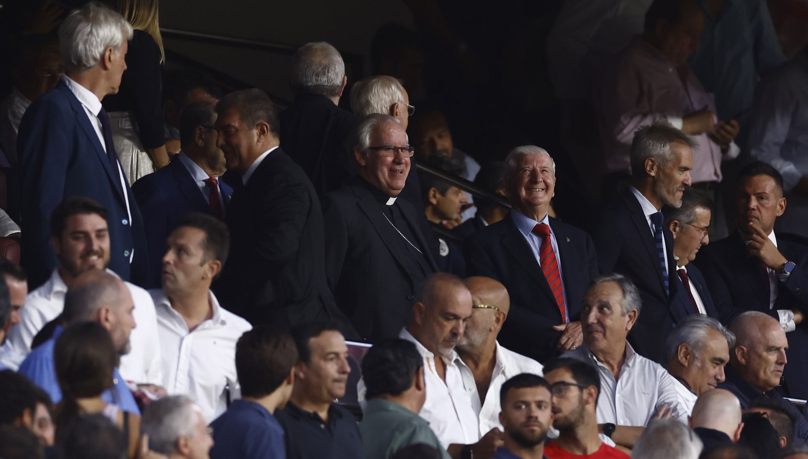 El arzobispo de Sevilla, josé Ángel Saiz Meneses, entre Joan Laporta y Gabriel Ramos.