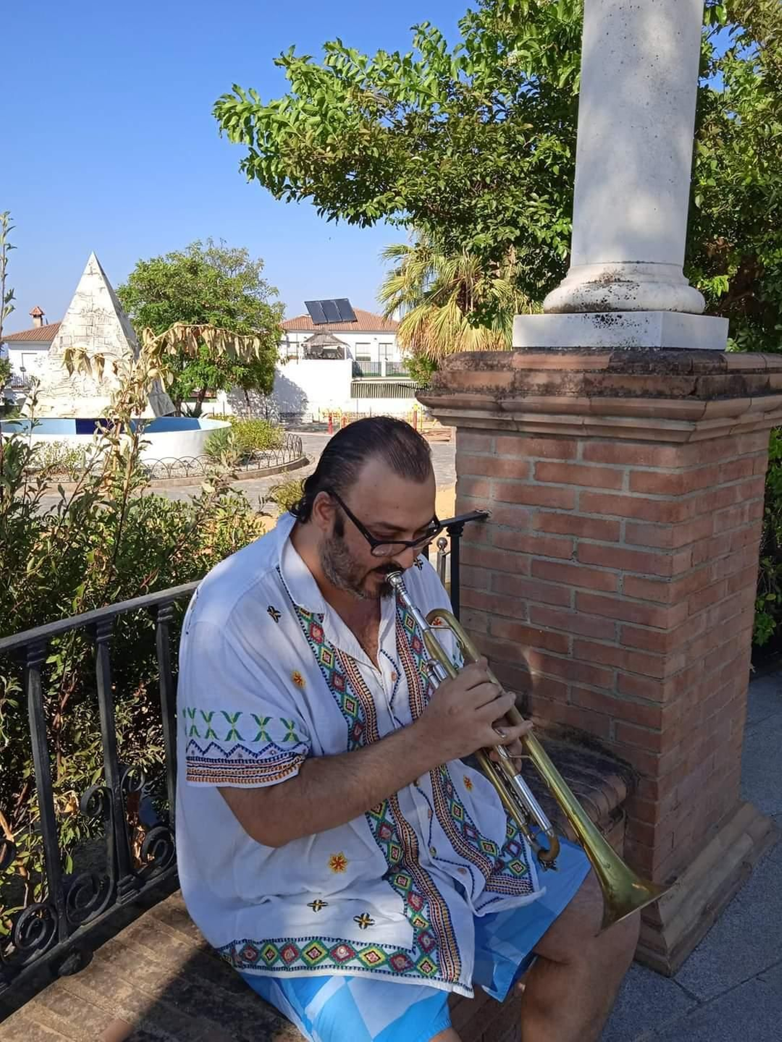 Ángel Sánchez toca la trompeta en su pueblo.