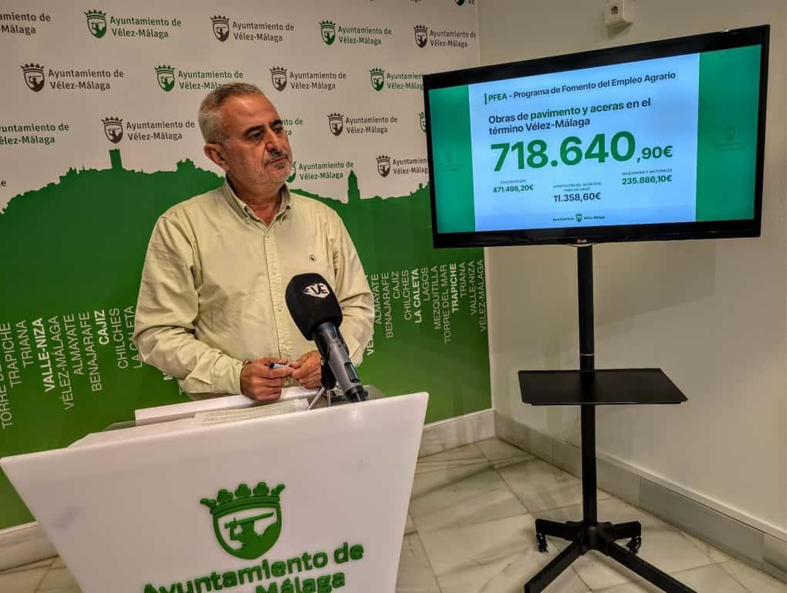 Jesús María Claros, concejal de Infraestructuras del Ayuntamiento de Vélez, anunciando la renovación del pavimento del municipio Jesús María Claros, concejal de Infraestructuras del Ayuntamiento de Vélez, anunciando la renovación del pavimento del municipio