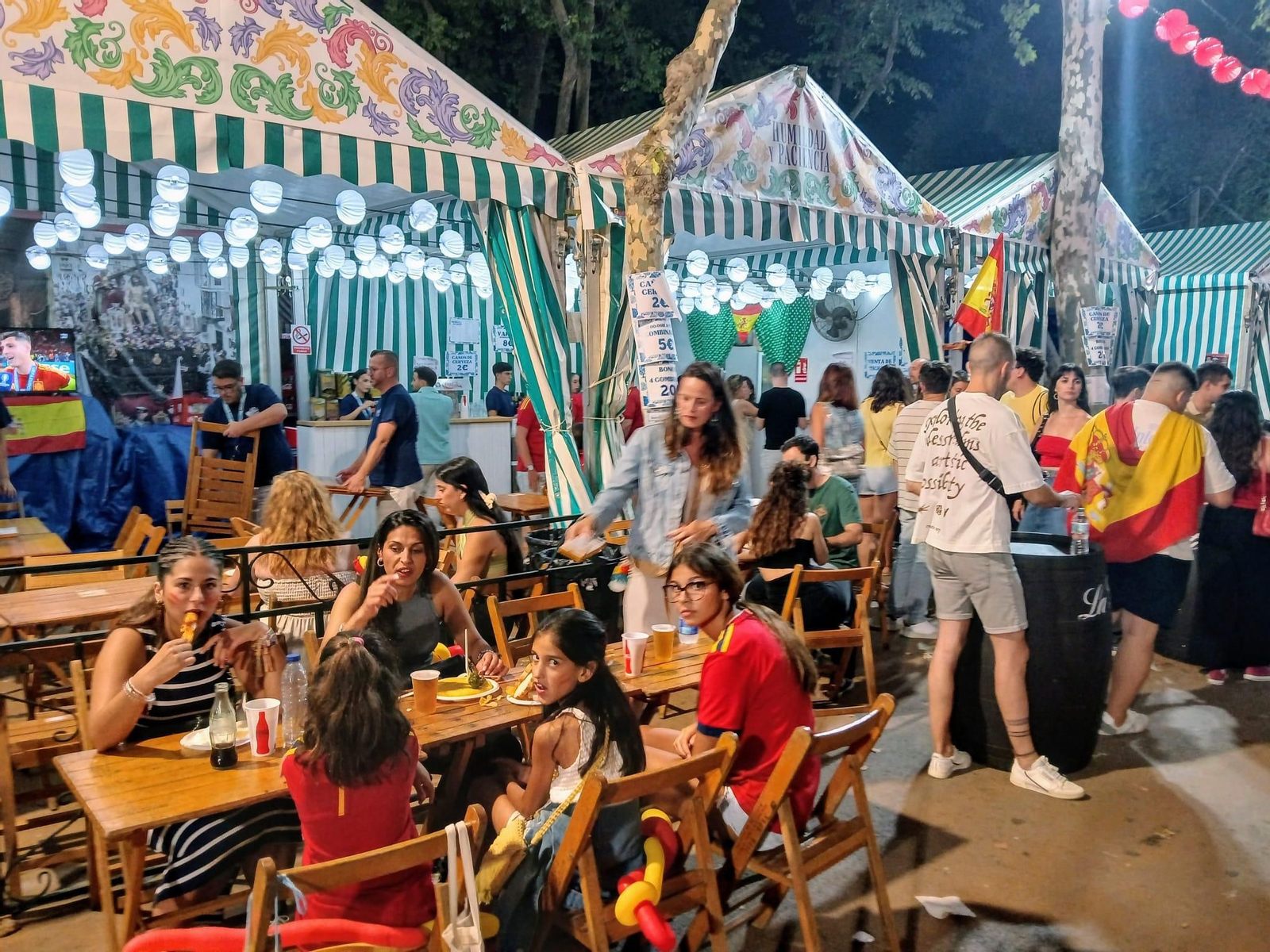 Así se ha vivido el triunfo de España desde la Feria de San Fernando: búscate en las imágenes