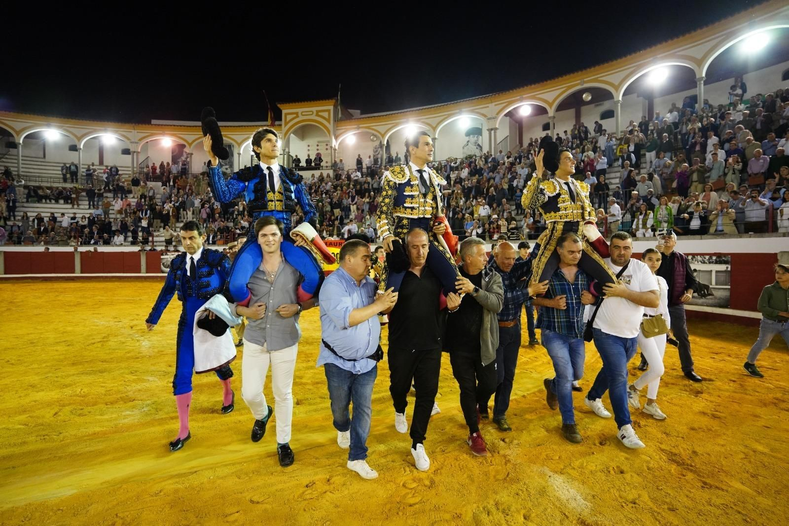 La corrida triunfal de Castella, Manzanares y Roca Rey en Pozoblanco, en imágenes