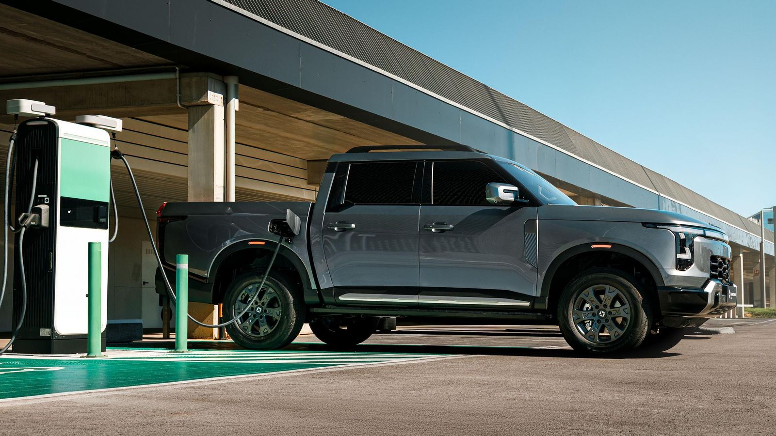 La batería de gran capacidad, con 32 kWh, permite homologar una autonomía eléctrica considerablemente alta. Podrá cargarse con corriente alterna o continua.