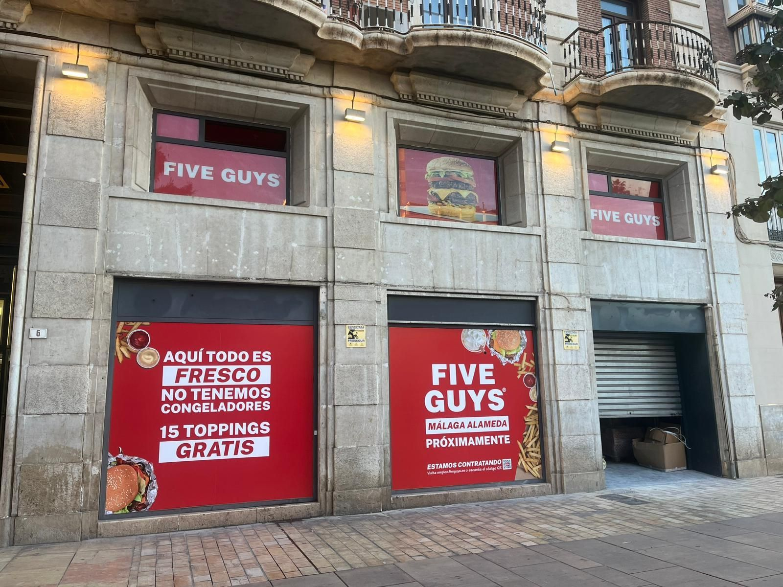 Últimos preparativos en el nuevo local Five Guys en la Alameda Principal.