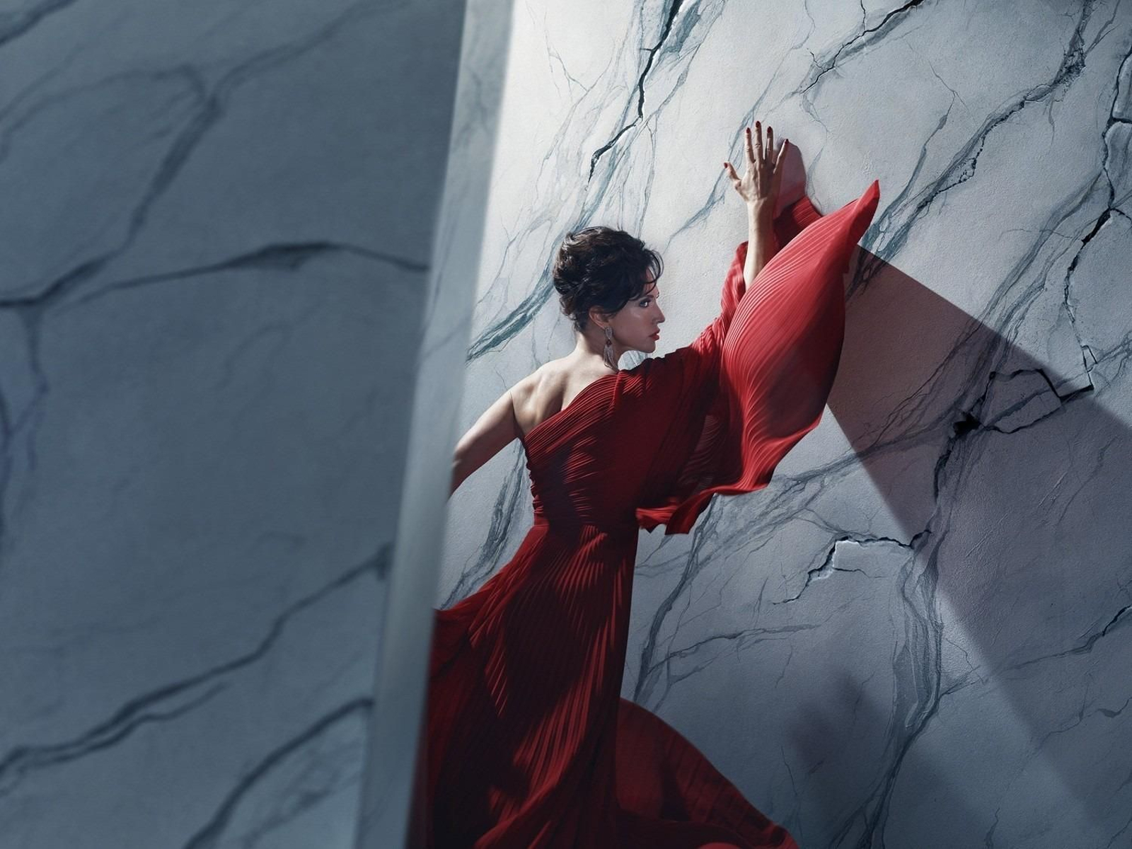 Anna Netrebko interpreta el papel protagonista de Floria Tosca en la ópera Tosca de Puccini.