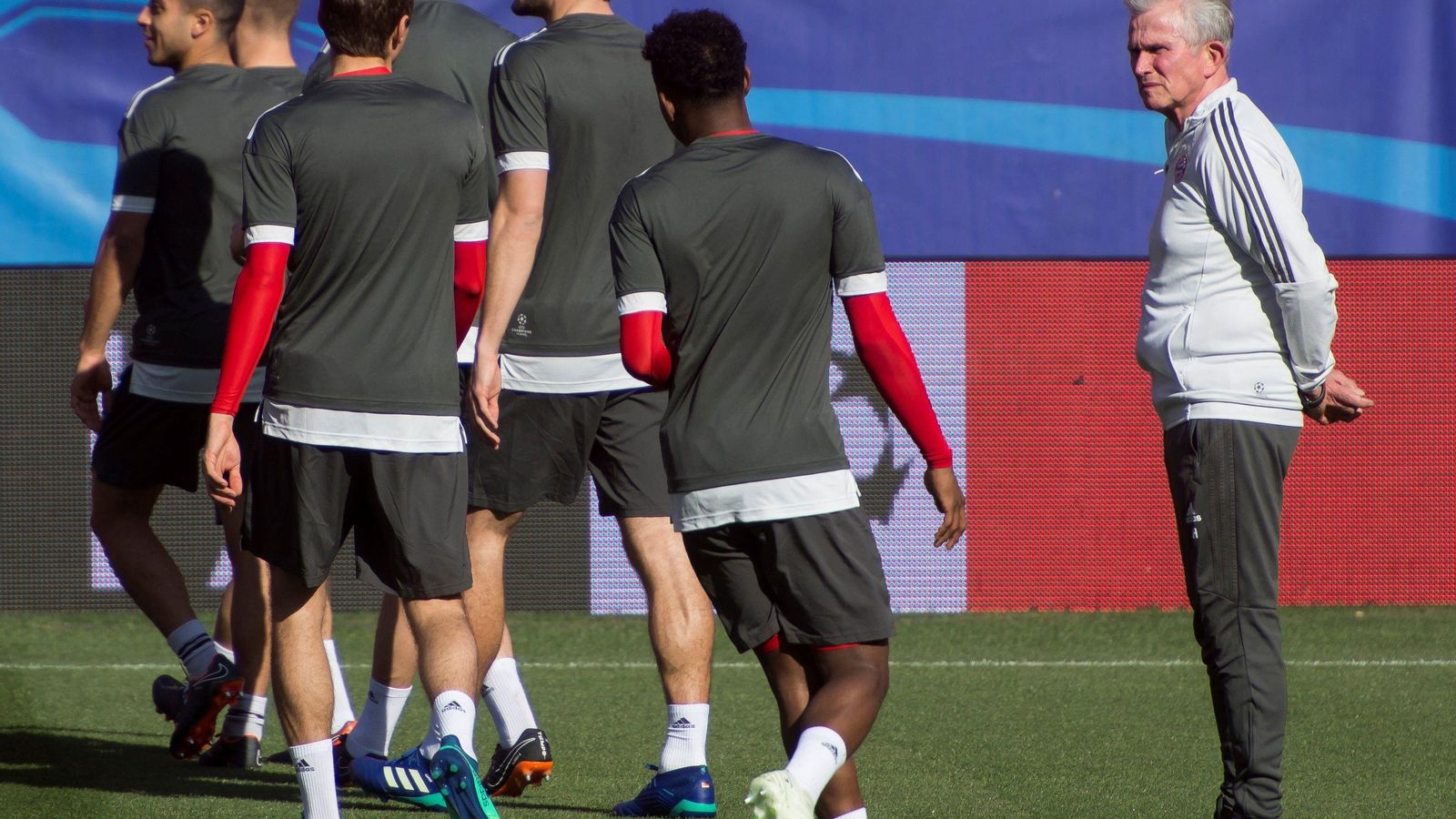 Heynckes, atento a los suyos sobre el césped del Sánchez-Pizjuán.