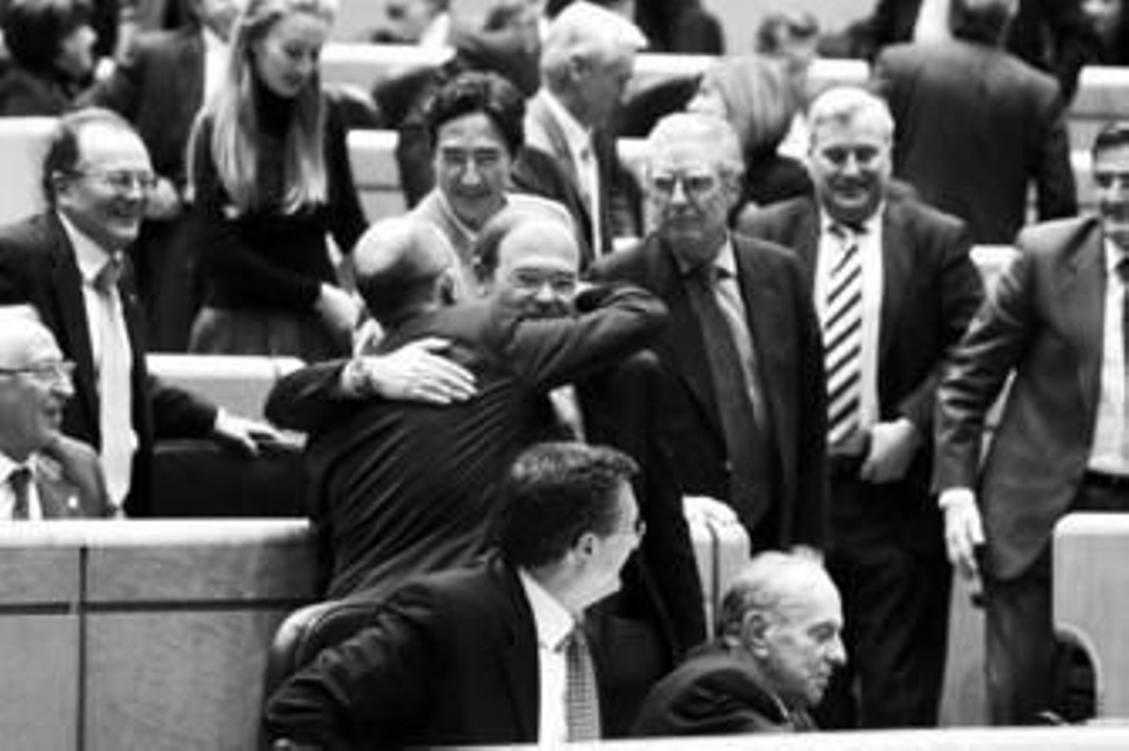 Los senadores del PP se abrazan tras conocer el resultado de la votación.