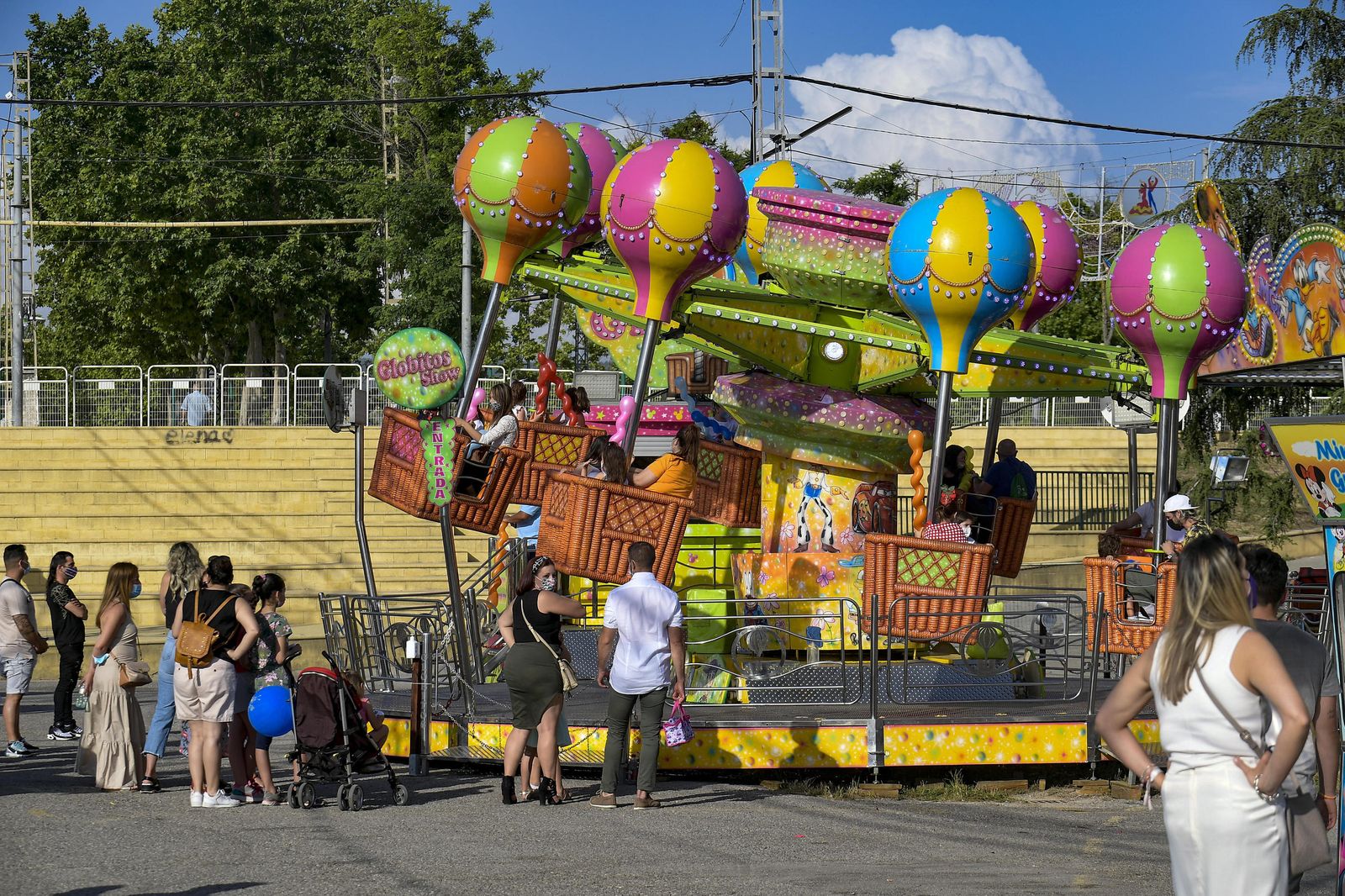Atracciones de feria, columpios, niños y vida en el Corpus 2021