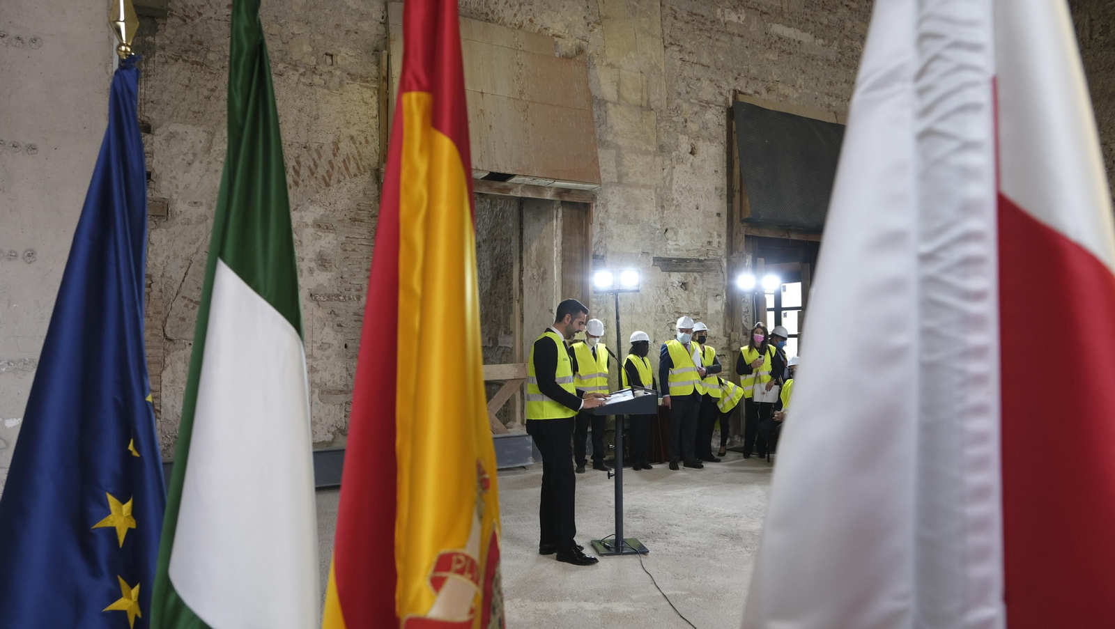 Fotogalería de la visita de Juanma Moreno a las obras del Ayuntamiento de Almería.