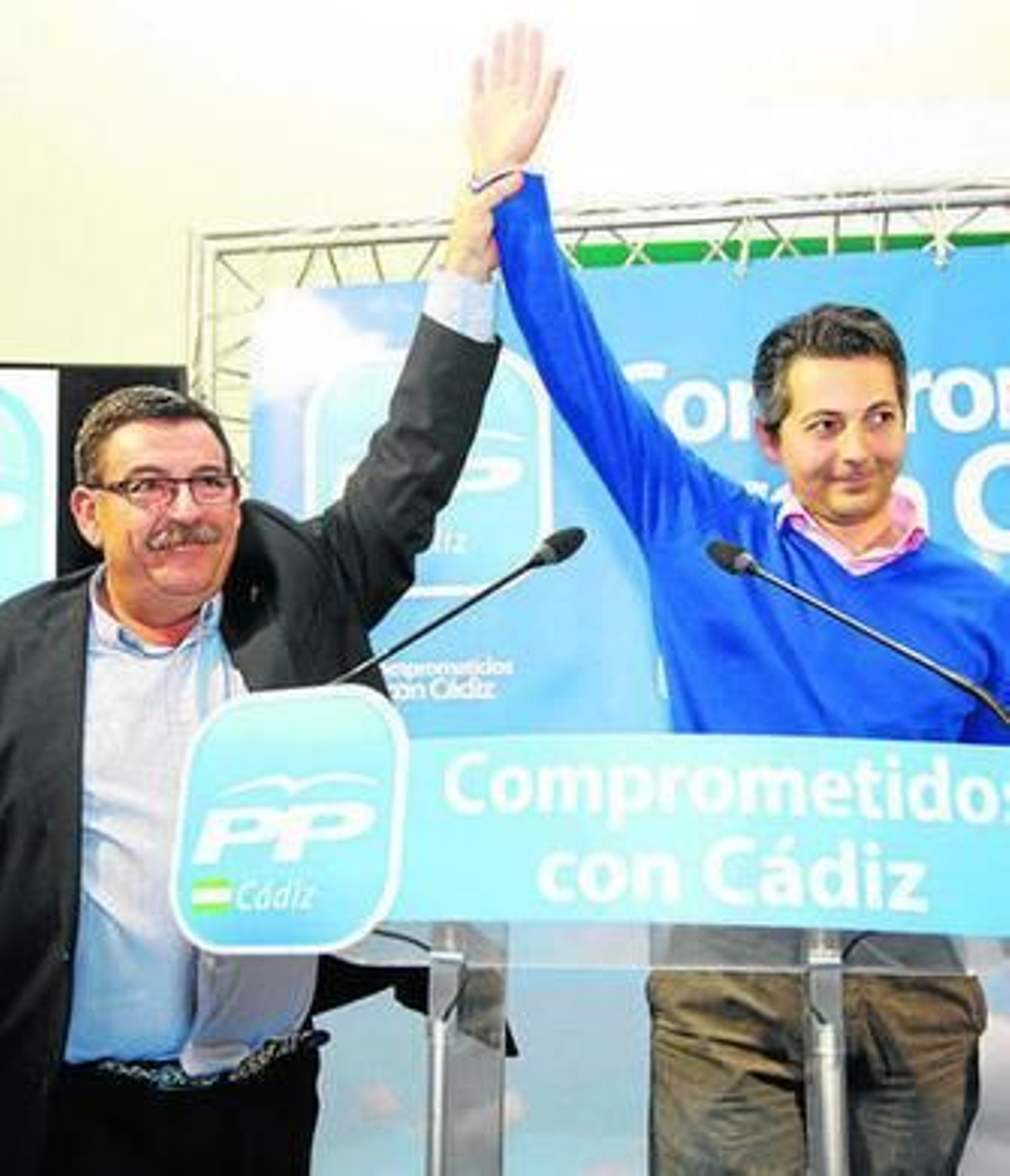 Momento en el que Aragón le da el testigo de la Presidencia a Núñez.