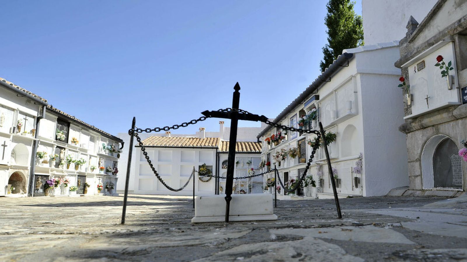 Una vista general de un cementerio, en la Sierra gaditana.