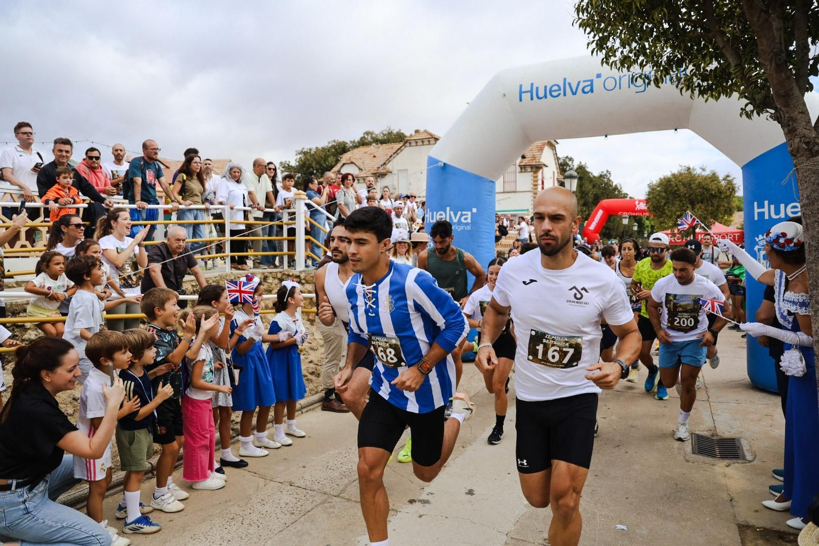 Imágenes de la 'II Milla Británica' en el Barrio Obrero con motivo de la Feria del Legado Británico