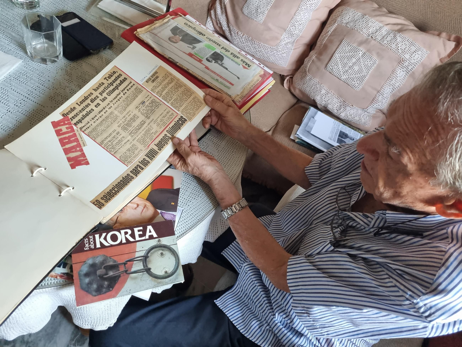 Pedro Medina repasa su hemeroteca personal, con Tokio 1964 muy presente.