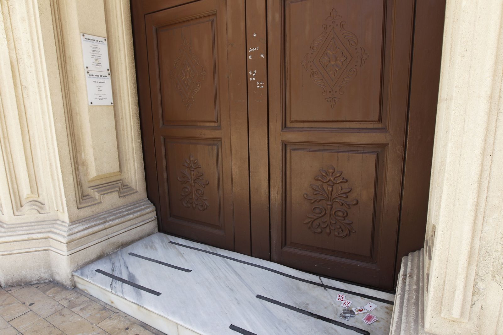Puerta de San Sebastián con las escrituras en la puerta y las cartas abajo